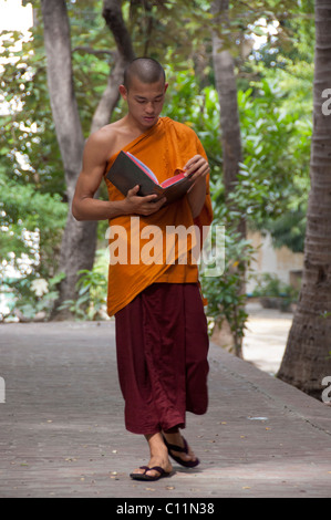 Myanmar (aka Burma), Mandalay, Amarapura. Mahagandayone Kloster, das größte Kloster in Myanmar. Mönch zu lesen. Stockfoto