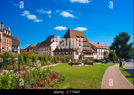 Place du Saumon quadratisch mit der Maison du Sel Salzhaus, Wissembourg, Vosges du Nord Natur park, Vogesen, Elsass, Frankreich Stockfoto