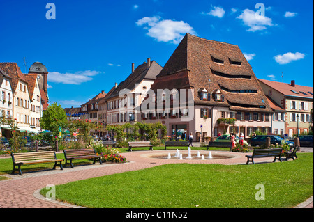 Place du Saumon quadratisch mit der Maison du Sel Salzhaus, Wissembourg, Vosges du Nord Natur park, Vogesen, Elsass, Frankreich Stockfoto