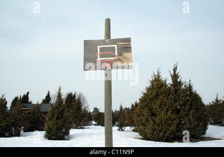 rostige alte Basketball Hoop Mitte der Wacholder im winter Stockfoto