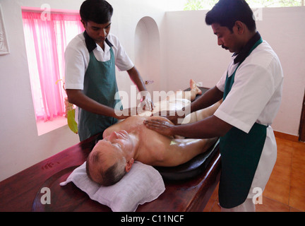 Abhyanga Öl-massage, Ayurveda-Behandlung, Bethsaida Hermitage in der Nähe von Kovalam, Kerala, Indien, Indien, Südasien Stockfoto