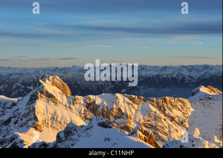 Blick vom Mt Säntis 2436 m hohen Mt Altmann, beleuchtet durch Abendsonne, Kanton Appenzell Innerrhoden, Schweiz, Europa Stockfoto