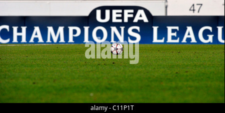 Fußball vor UEFA Champions League-Perimeter-Werbeschilder, Mercedes-Benz Arena, Stuttgart, Baden-Württemberg Stockfoto