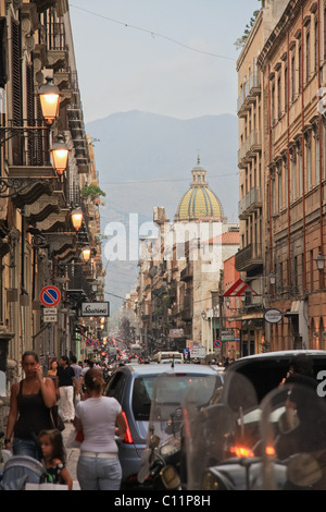 Ein Blick auf Via Maqueda Straße, die Leben in Palermo, die neben der Piazza Giuseppe Verdi liegt im Mittelpunkt. Stockfoto