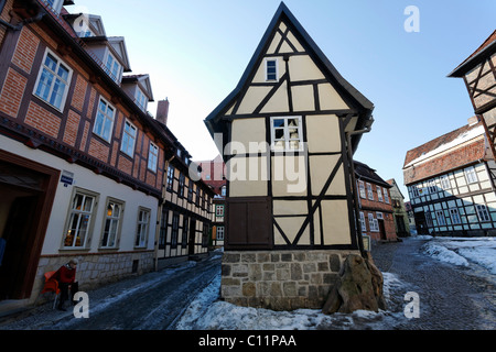 Romantische Gasse in der Altstadt, schmale Fachwerkhaus, Winter, Finkenherd, Quedlinburg, Harz, Sachsen-Anhalt Stockfoto