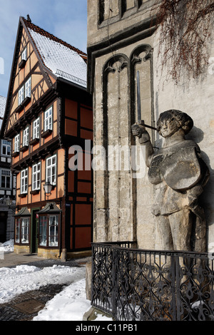 Roland-Statue aus Stein, Historisches Rathaus, Winter, Quedlinburg, Harz, Sachsen-Anhalt, Deutschland, Europa Stockfoto