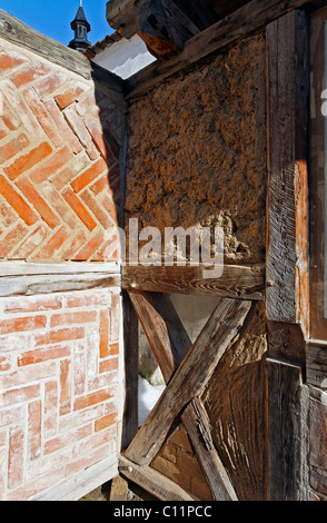 Flechtwerk und Lehm Mauerwerk, Schicht aus Lehm verputzt und Ziegel, "Staenderbau" Fachwerk Museum, Wort, Quedlinburg, Harz Stockfoto