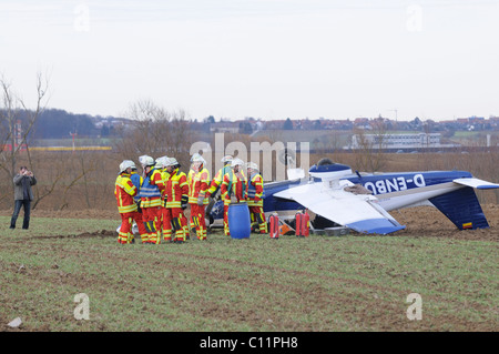 Piper PA-28 Sportflugzeug nach einer Notlandung auf einem Feld in der Nähe von Stuttgart Airport, Filderstadt, Baden-Württemberg Stockfoto