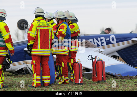 Piper PA-28 Sportflugzeug nach einer Notlandung auf einem Feld in der Nähe von Stuttgart Airport, Filderstadt, Baden-Württemberg Stockfoto