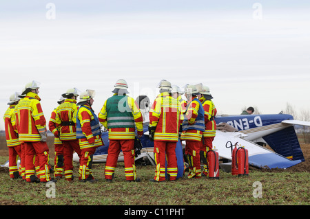 Piper PA-28 Sportflugzeug nach einer Notlandung auf einem Feld in der Nähe von Stuttgart Airport, Filderstadt, Baden-Württemberg Stockfoto