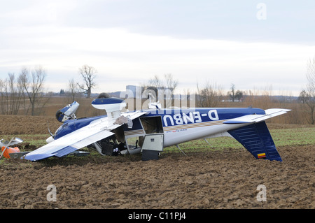 Piper PA-28 Sportflugzeug nach einer Notlandung auf einem Feld in der Nähe von Stuttgart Airport, Filderstadt, Baden-Württemberg Stockfoto