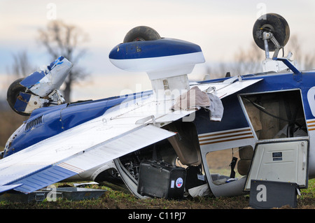 Piper PA-28 Sportflugzeug nach einer Notlandung auf einem Feld in der Nähe von Stuttgart Airport, Filderstadt, Baden-Württemberg Stockfoto