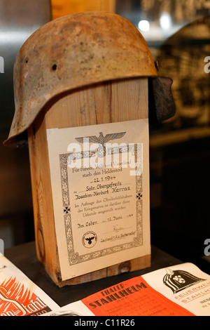 Rostiger Stahlhelm mit Sterbeurkunde aus dem 2. Weltkrieg, ein Heldentod, Huettenmuseum Thale Eisenhütte Museum, Thale Stockfoto