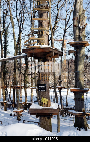 Kletter-Parcours zwischen Bäumen, Zeichen, kein Aufsteigen unter 18 Jahren klettern Wald Thale, Harz, Sachsen-Anhalt, Deutschland, Europa Stockfoto