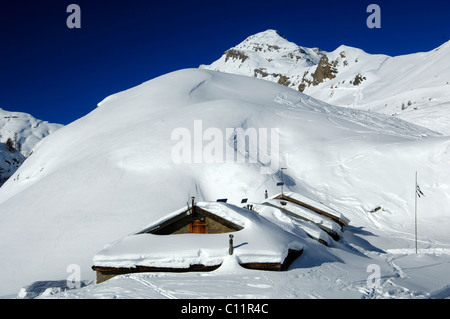 Verschneite Hütten auf der Alp Petit Pre, Mt Dent Favre in den Rücken, Ovronnaz, Wallis, Schweiz, Europa Stockfoto