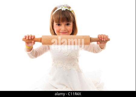 Mädchen mit Braut Tuch hält einen Roll-Teig Stockfoto