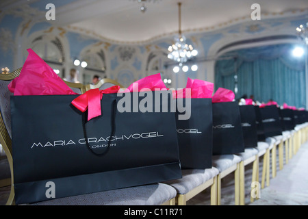 Geschenktüten erwarten die Gäste in der Maria Grachvogel Herbst Kollektion 2011 im Hotel Savoy Ballroom in London am 18. Februar 2011. Stockfoto