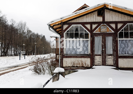 Ehemaligen Restaurant am Bahnhof Alexisbad, braucht Renovierung, Winter, Selketalbahn Bahn, Harzgerode, Harz, Sachsen-Anhalt Stockfoto