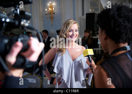 MTV-Moderatorin Laura Whitmore wird von Grazia Maria Grachvogel Herbst 2011 Kollektion im Savoy Hotel interviewt. Stockfoto