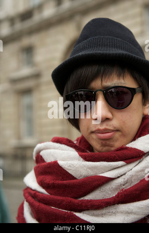 Eine Fashionista posiert für ein Porträt vor der Mark Fast Herbstkollektion 2011 zeigen im Somerset House in London am 21. Februar Stockfoto