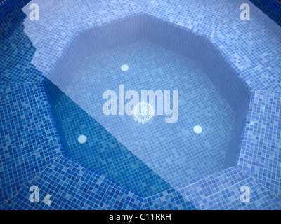 Achteck, blaue Mosaik gefliesten Swimmingpool auf der Terrasse einer Wohnung auf Mallorca, Balearen, Spanien, Europa Stockfoto