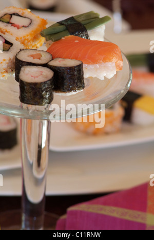 Sushi auf einer Glasschale auf einen elegant gedeckten Tisch serviert Stockfoto
