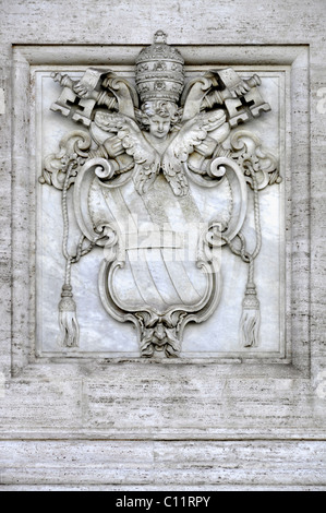 Wappen von Papst Clement XII, Fassade der Basilika San Giovanni in Laterano, Rom, Latium, Italien, Europa Stockfoto