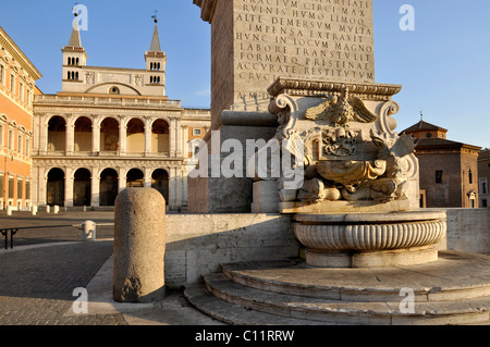 Seite Fassade Loggia Delle Benedizioni, Brunnen am Obelisk, Baptisterium, Basilika San Giovanni in Laterano, Rom, Latium, Italien Stockfoto