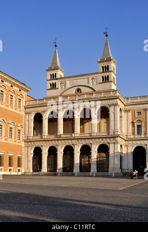 Seite Fassade Loggia Delle Benedizioni, Brunnen am Obelisk, Baptisterium, Basilika San Giovanni in Laterano, Rom, Latium, Italien Stockfoto