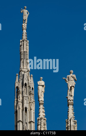 Einige der Statuen auf der Mailänder Kathedrale Fassade Stockfoto