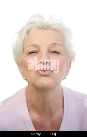 Alte Frau spitzte ihre Lippen Stockfoto