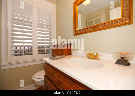 Klassische Beige Badezimmer mit weißen und Holz Schränke, Fliesen und Beige Wände. Tacoma, WA Stockfoto