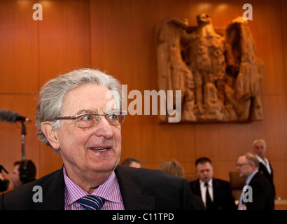 Kläger Gerhard Baum, Urteil des Bundesverfassungsgericht über Vorratsdatenspeicherung, Karlsruhe Stockfoto