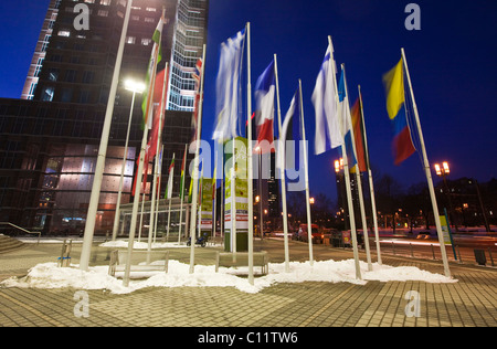 Flaggen der Nationen am Haupteingang der Messe Frankfurt Messe, vor dem Messeturm Gebäude, Frankfurt am Main, Hessen Stockfoto