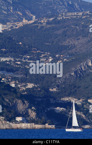 Blick von der Landzunge von St. Hospice in Saint-Jean-Cap-Ferrat auf La Turbie, Segelyacht, Département Alpes-Maritimes, Région Stockfoto