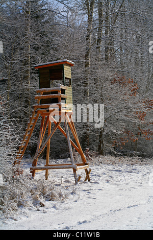 Jagd-Stand, erhöhte Blind Ansitz im winter Stockfoto