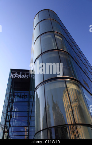 Glasfassade von der KPMG aufbauend auf Muenzgasse Straße, Leipzig, Sachsen, Deutschland, Europa Stockfoto