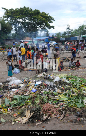 Müll-Probleme auf dem Markt in Wamena, Irian Jaya oder West-Papua-Neu-Guinea, Indonesien, Südostasien Stockfoto