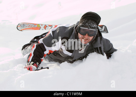 Skifahrer, ohne Helm, nach einem Sturz Stockfoto