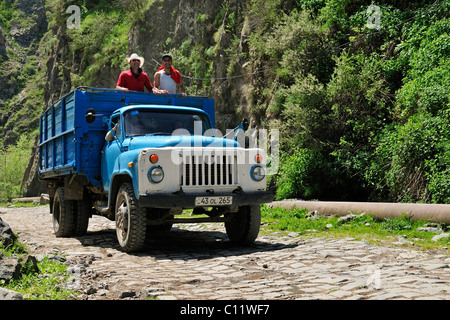 Alte russische Lkw mit Passagieren bei Awan Schlucht in der Nähe von Garni, Canyon, Kotayk Region, Armenien, Asien Stockfoto