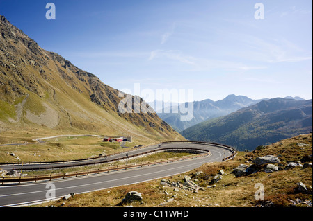 Straße zum Großen St. Bernhard Pass, Col du Grand Saint-Bernard, Colle del Gran San Bernardo, Walliser Alpen, Walliser Alpen Stockfoto