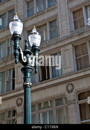 Historische Straßenlaterne auf SW 5th Ave, Portland, Oregon, USA Stockfoto