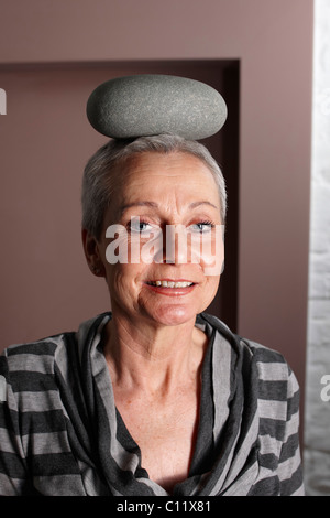 Frauen, Best Ager, ein Stein auf dem Kopf balancieren Stockfoto