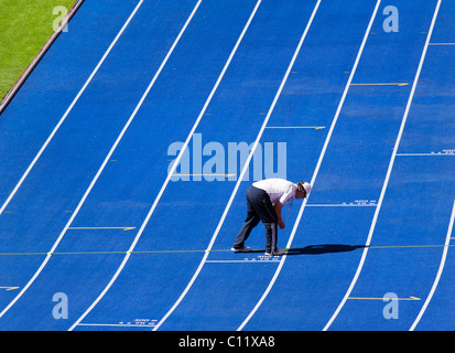 Blaue Laufstrecken in einem Stadion Stockfoto