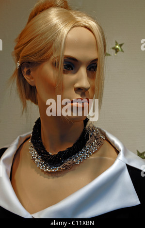 Weibliche Fenster dummy mit blonden Haaren und Halsketten, in einem Modegeschäft Erlangen, Middle Franconia, Bayern, Deutschland, Europa Stockfoto