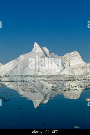 Eisberge mit Reflexion in einem Ice Fjord, Ilulissat, Jabobshavn, Grönland Stockfoto