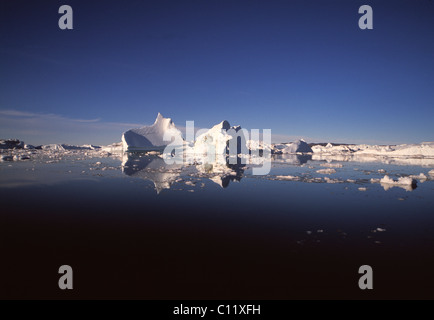 Eisberge mit Reflexion in einem Ice Fjord, Ilulissat, Jabobshavn, Grönland Stockfoto