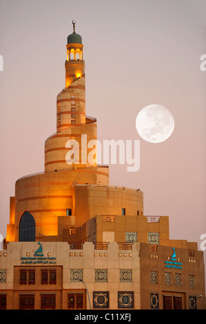 Abendstimmung, Spirale Fanar Turm, Katar Islamisches Kulturzentrum, Mond, Doha, Qatar, Persischer Golf, mittleren Osten, Asien Stockfoto