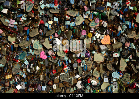 Vorhängeschlösser und Herzen mit Liebesbriefe auf Mt. Namsan, Südkorea, Asien Stockfoto