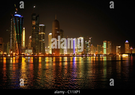 Nacht Schuss von Doha Skyline, Doha, Katar, Persischer Golf, mittleren Osten, Asien Stockfoto